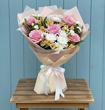 Букет цветов из:  Гвоздики, Орхидеи и Розы в Большой Мартыновке