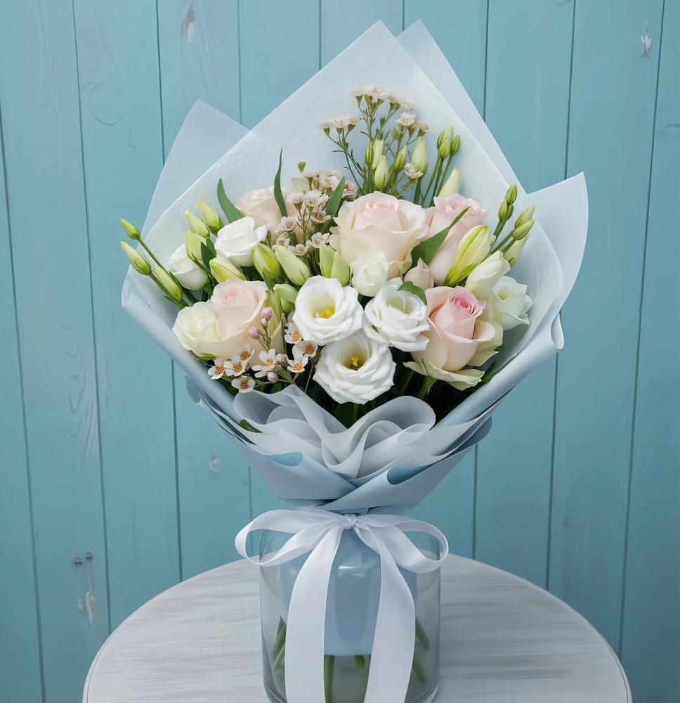 Букет цветов из: Розы и Лизиантусы в Большой Мартыновке