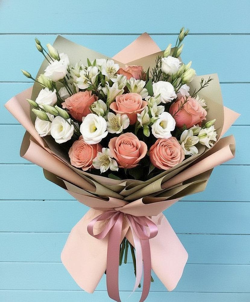 Букет цветов из: Розы, Альстромерии и Лизиантусы в Большой Мартыновке