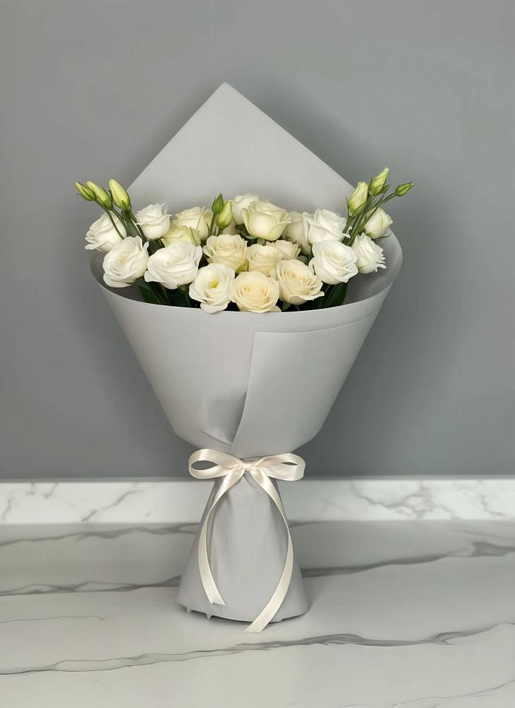 Букет цветов из: Розы и Лизиантусы в Большой Мартыновке