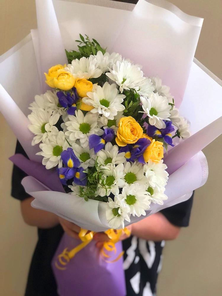 Букет цветов из: Ирисы, Хризантемы и Розы в Большой Мартыновке