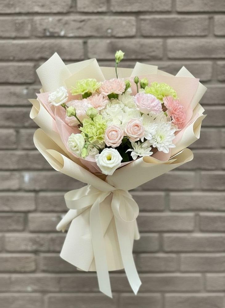Букет цветов из: Гвоздики, Розы, Лизиантусы и Хризантемы в Большой Мартыновке