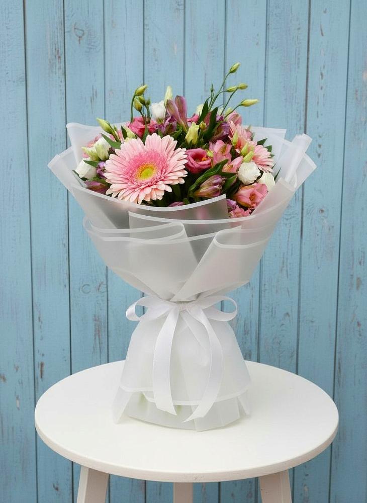 Букет цветов из: Герберы, Альстромерии и Лизиантусы в Большой Мартыновке