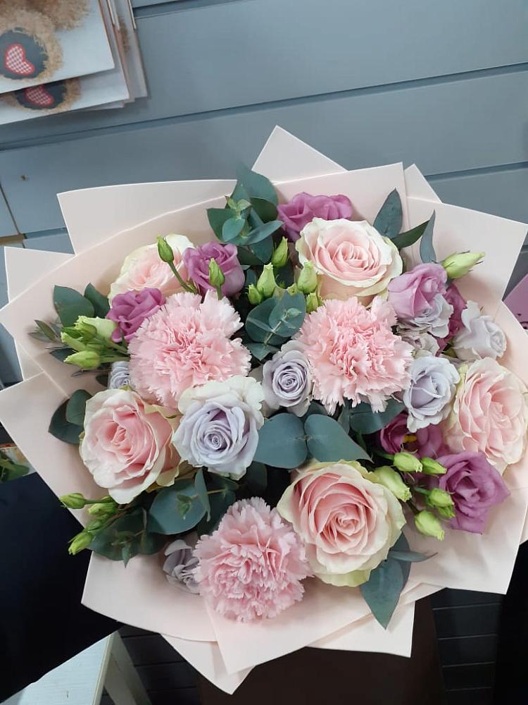 Букет цветов из: Розы, Гвоздики и Лизиантусы в Большой Мартыновке