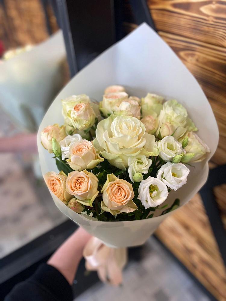 Букет цветов из: Розы и Лизиантусы в Большой Мартыновке